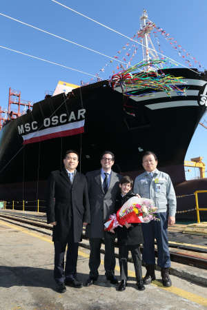 8일 대우조선해양 거제 옥포 조선소에서 열린 1만9224TEU급 컨테이너선 'MSC 오스카' 명명식에서 고재호 대우조선해양 사장(오른쪽 부터), 오스카 아퐁테 군, MSC사 디에고 아퐁테 사장, 씨우즈 팡 중국 교통은행 본부장이 선박을 배경으로 기념 촬영을 하고 있다.   대우조선해양 제공